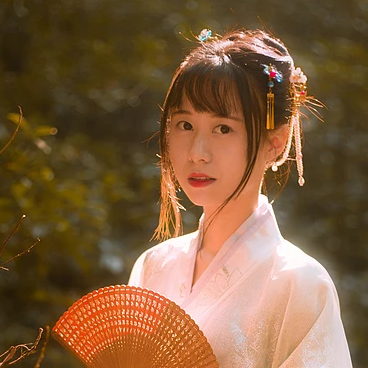秋艺带折扇女生头像，唯美古风真人头像