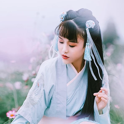 花丛中女生头像，唯美古风真人头像