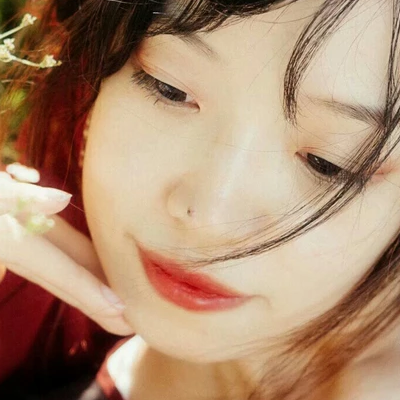 花丛中带折扇女生头像，唯美古风真人头像