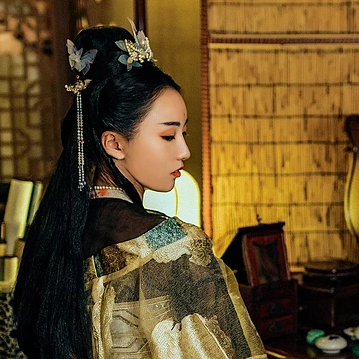 华丽妆容带团扇女子头像，唯美古风真人头像