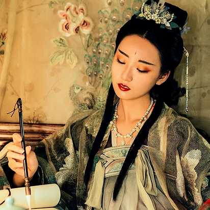 华丽妆容带团扇女子头像，唯美古风真人头像