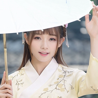淡黄色汉服带伞女生头像，唯美古风真人头像