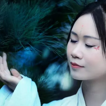 竹林带团扇女生头像，唯美古风真人头像