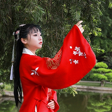 鲜艳红衣女生头像，唯美古风真人头像