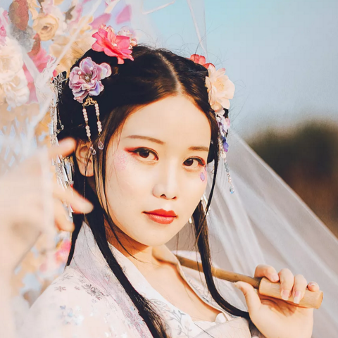 娇艳带伞女生头像，唯美古风真人头像