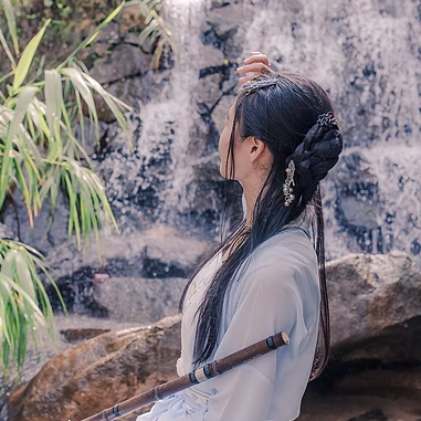 溪泉边唯美古风女子真人头像