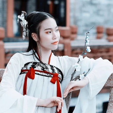 梅花树下闺蜜头像，唯美古风女子真人头像