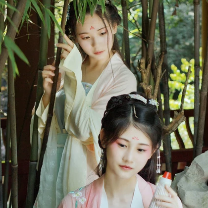 绿阴树下闺蜜头像，唯美古风女子头像