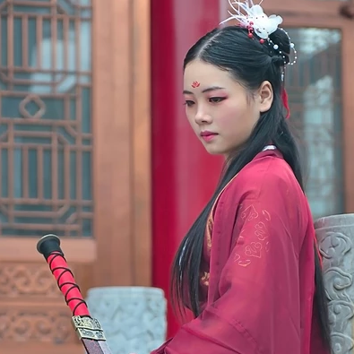 霸气红衣女子带剑头像，唯美古风女子真人头像