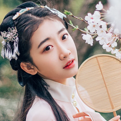 桃花树下古风头像，唯美古风粉衣女子真人头像