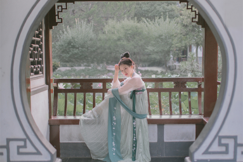 荷塘院内美人醉古风头像，女生唯美意境头像
