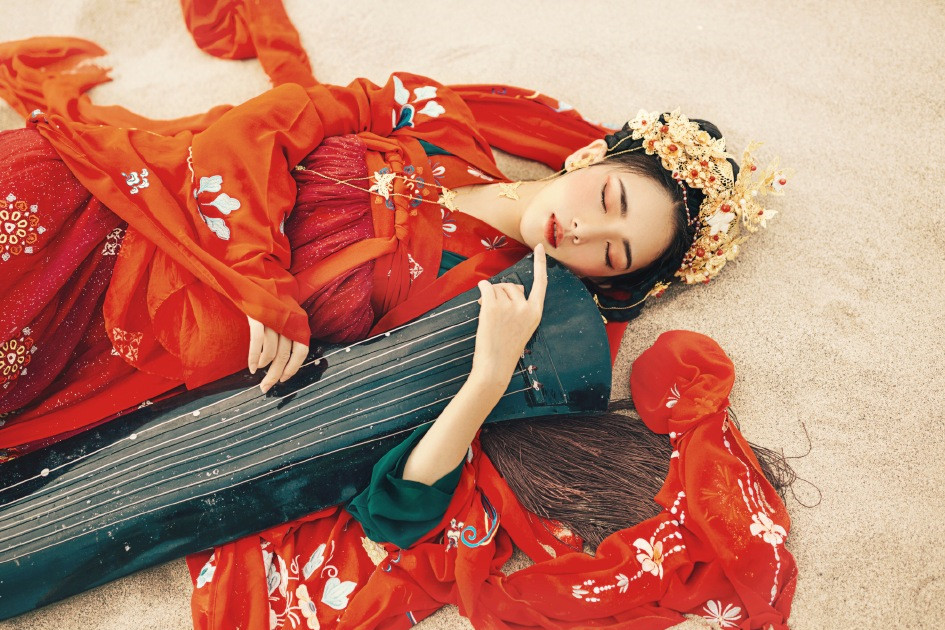 大漠黄沙嫁衣红裳女子头像，古风艳丽真人头像