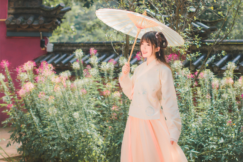 庭院花间汉服少女头像，古风真人唯美qq头像