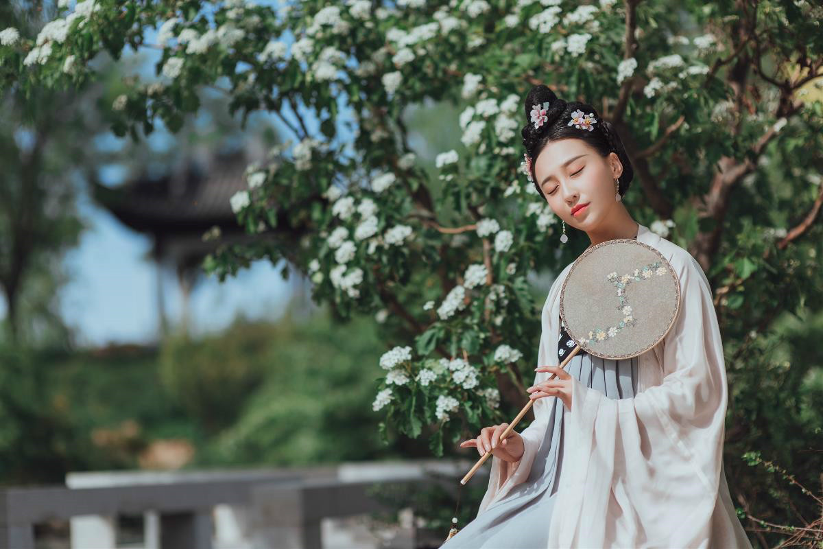 深深庭院美人古风头像，汉服真人头像qq头像