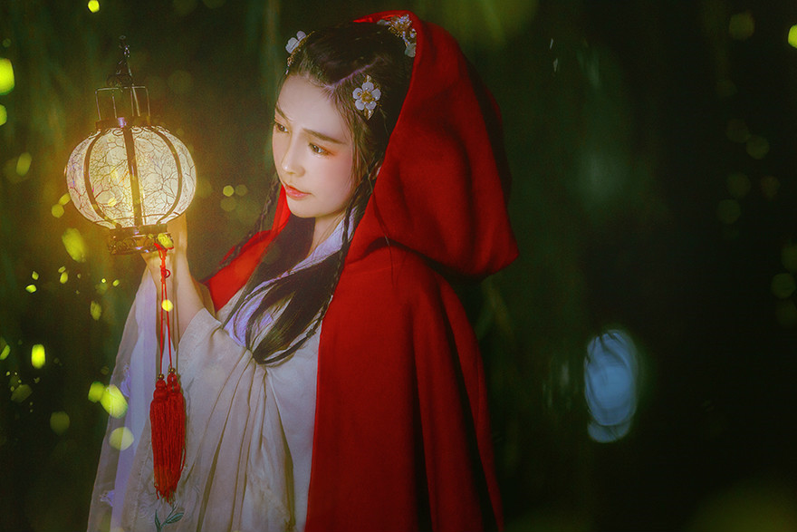 夜深庭间女子古风头像大全，红斗篷美人qq头像