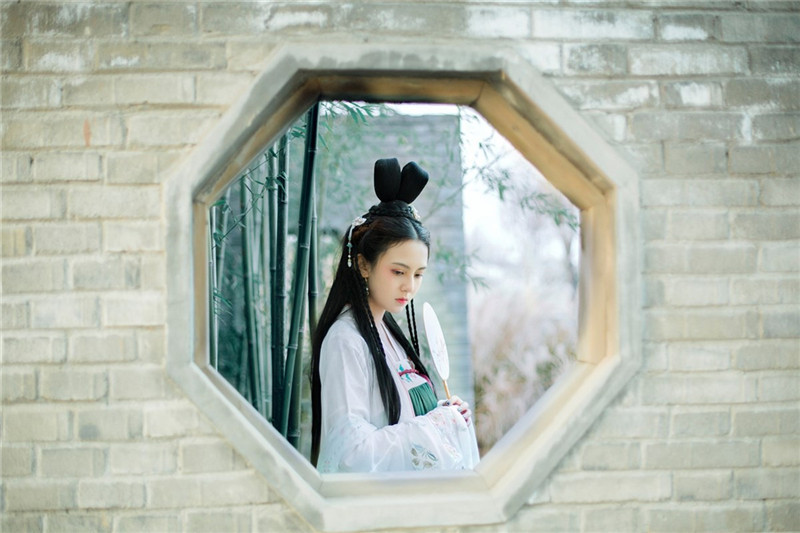 竹青风悠女子清雅古风头像，唯美女生真人头像