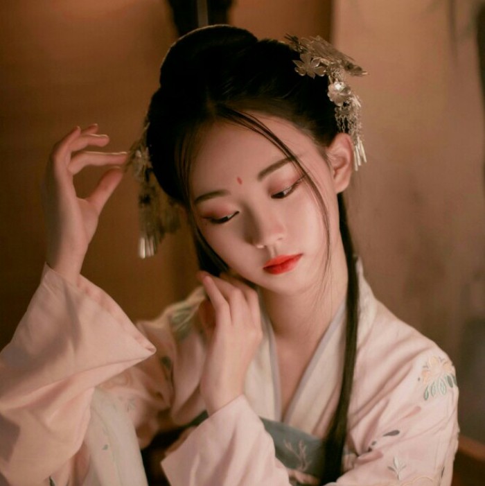 柳眉杏眼女生头像，古风女子qq头像