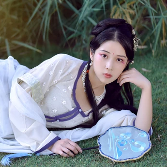 红花绿叶带团扇女生头像，唯美古风真人头像
