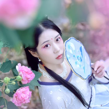 红花绿叶带团扇女生头像，唯美古风真人头像