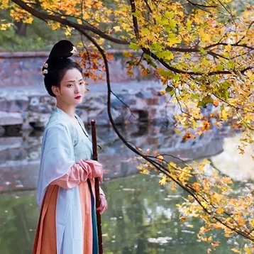 秋风落叶女子头像，唯美古风真人头像