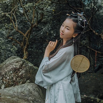 南溪山梦带伞女生头像，唯美古风真人头像