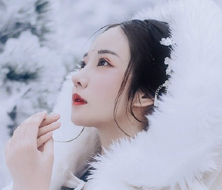 唯美雪景古装美女图片，清新淡雅的古装摄影欣赏